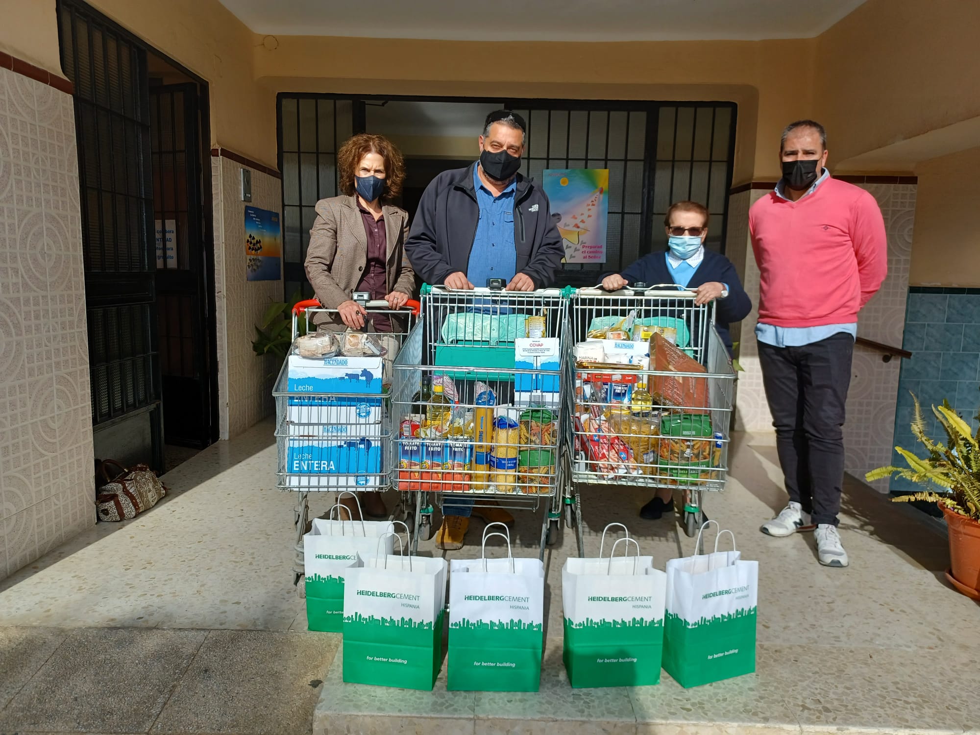 La fábrica de Málaga ha destinado el dinero de la comida que tradicionalmente ofrece a sus trabajadores por Navidad en sus instalaciones propias, y que este año no se llevará a cabo como consecuencia de la pandemia, a la compra de productos navideños para que las Hijas de la Caridad puedan ofrecer cestas especiales a las más de 300 personas que atienden en la zona de El Palo.