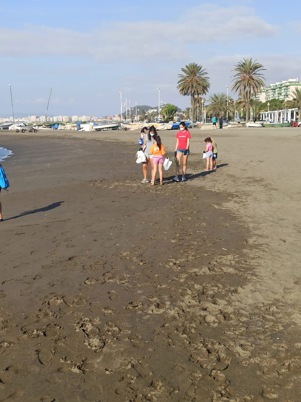 La actividad entro del programa “Apuesto por mi futuro” de Amfremar en el que colabora FYM-HeidelbergCement "La fábrica de Málaga", ha permitido que un grupo de 15 niños y 15 monitores voluntarios limpien las playas de El Palo repartidos en dos grupos. Desde la plaza Padre Ciganda se han desplazado en dos direcciones, hacia La Cala y hacia Málaga, para limpiar un kilómetro y medio de playa cada uno.