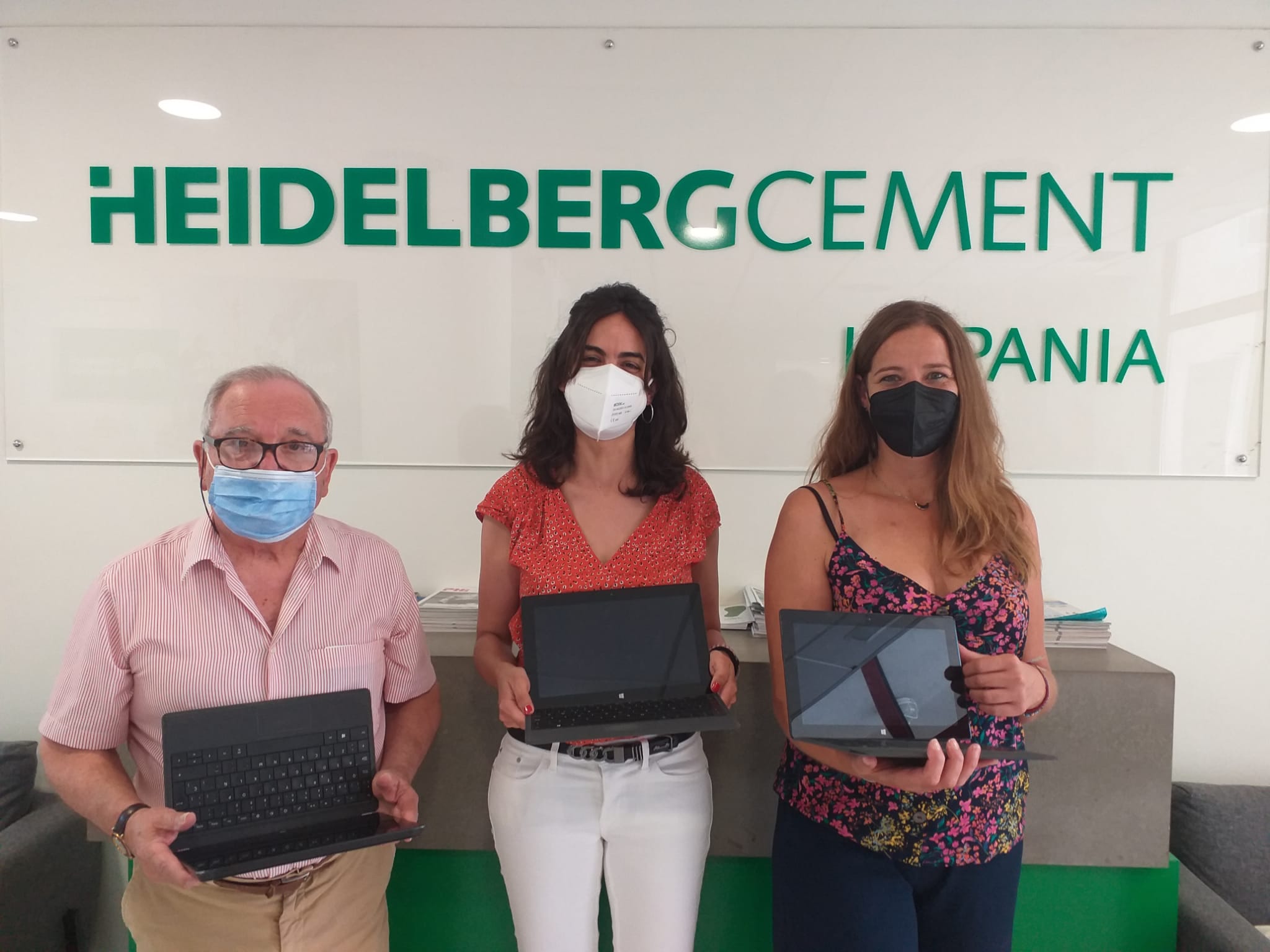 Diez dispositivos han sido entregados a la asociación Amigos Malagueños de Familias de Rehabilitados y Marginados (Amfremar), con la que FYM-HeidelbergCement Group colabora desde 2018 para cubrir las necesidades alimentarias básicas a las más de 200 familias de la barriada de El Palo.