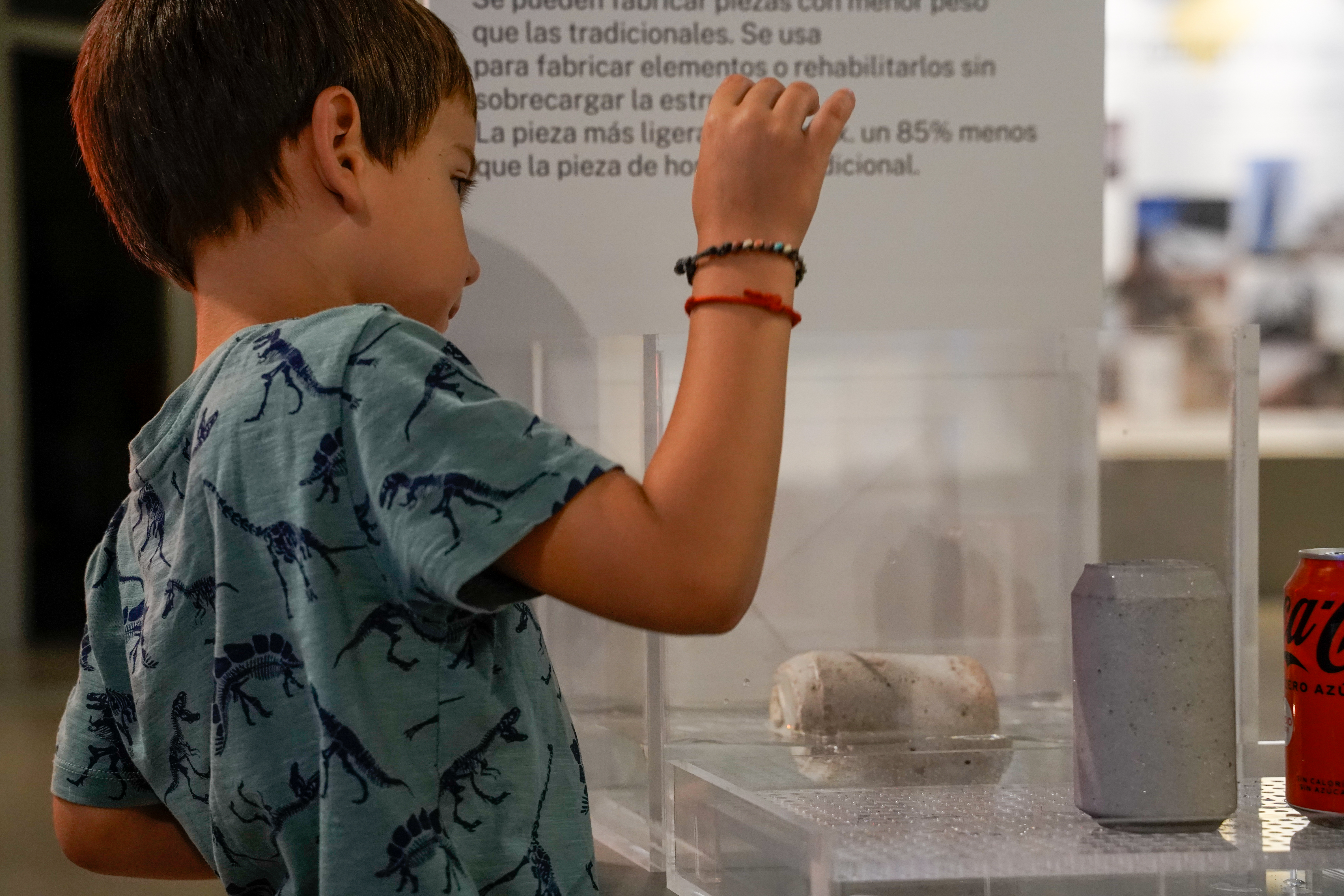 El Museo se emplaza en un lugar muy especial y en un edificio singular, la antigua escuela que la fábrica de Cementos Rezola construyó en 1948 para los hijos de los empleados