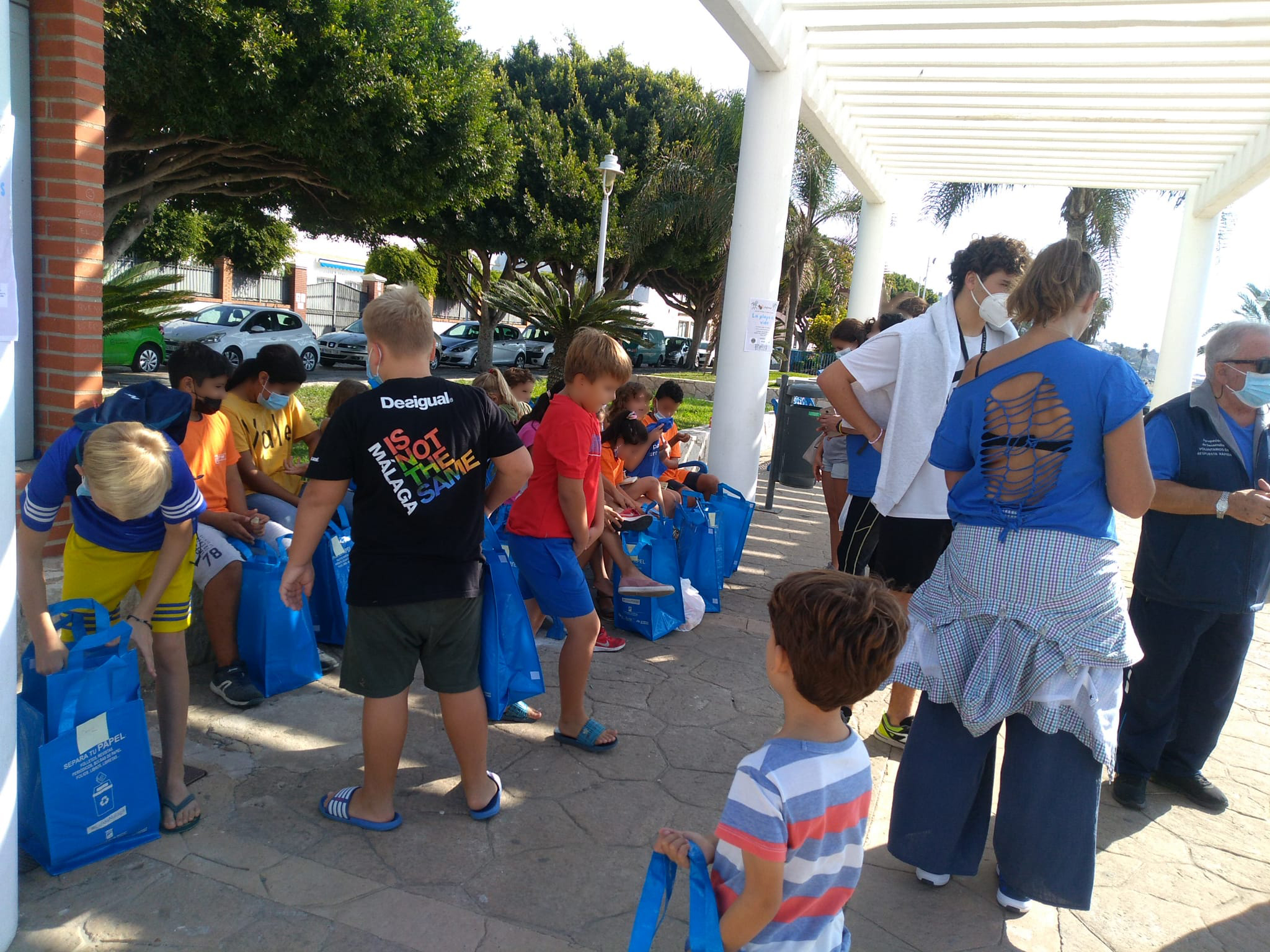 Dentro del programa “Apuesto por mi futuro” de Amfremar en el que colabora FYM-HeidelbergCement "La fábrica de Málaga", se ha llevado a cabo este fin de semana la actividad en la que un grupo de 15 niños y 15 monitores voluntarios han limpiado las playas de El Palo. En concreto, se repartirán en dos grupos que, desde la plaza Padre Ciganda, se moverán en dos direcciones, hacia La Cala y hacia Málaga, para limpiar un kilómetro y medio de playa cada uno.