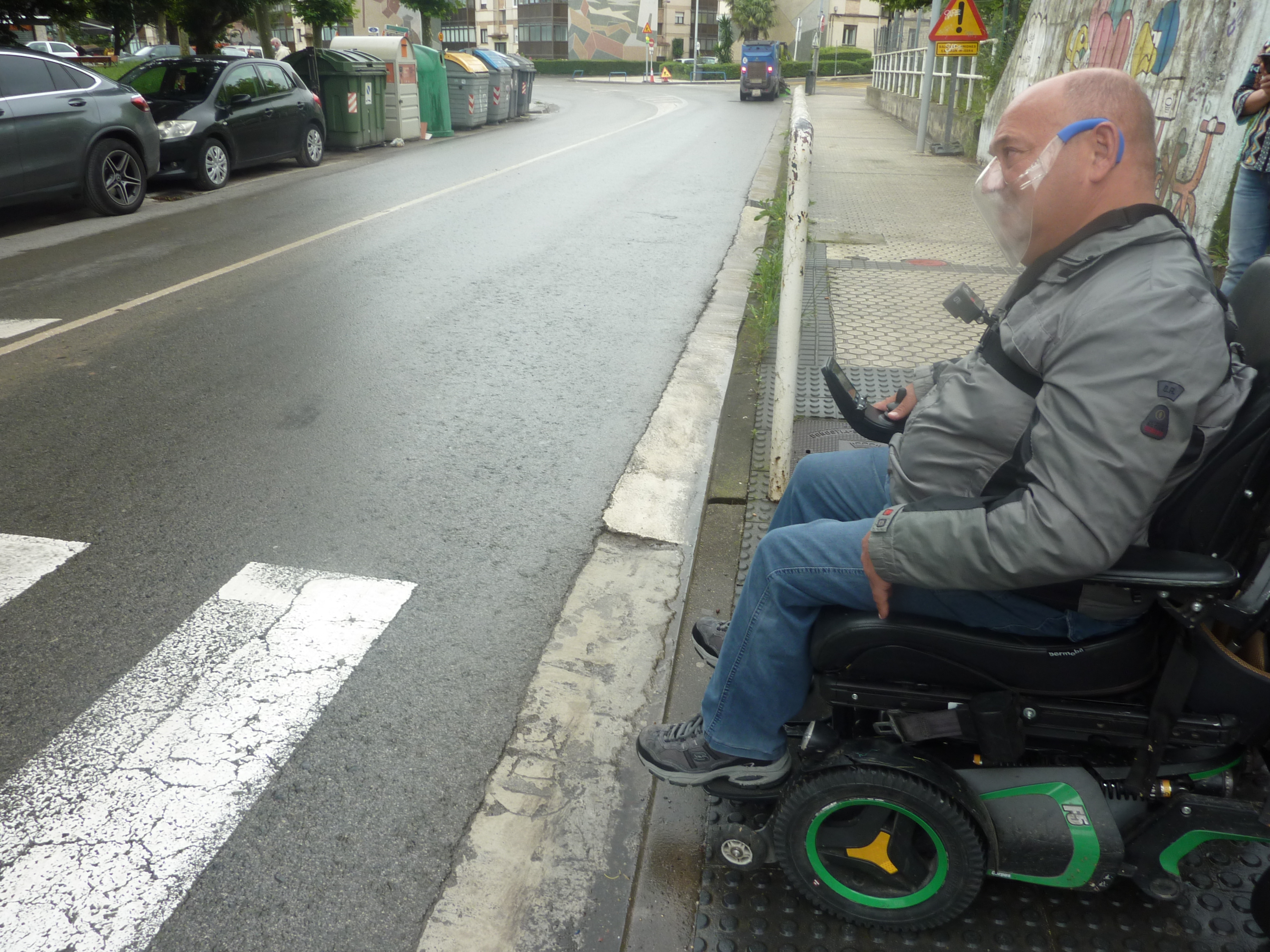 La colaboración entre Museum Cemento Rezola e Iza Matia Fundazioa se inició con un paseo por la ciudad donde se marcaron y fotografiaron aquellos elementos urbanos “hostiles” para los colectivos de diversidad funcional.